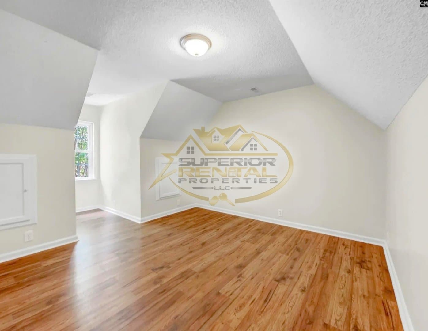 Columbia House: 124 Pickwick Drive