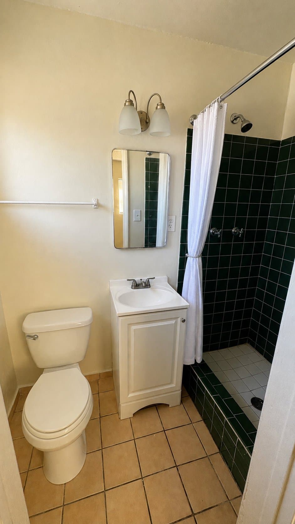 Los Angeles Apartment: 1433 W 84th Pl #6