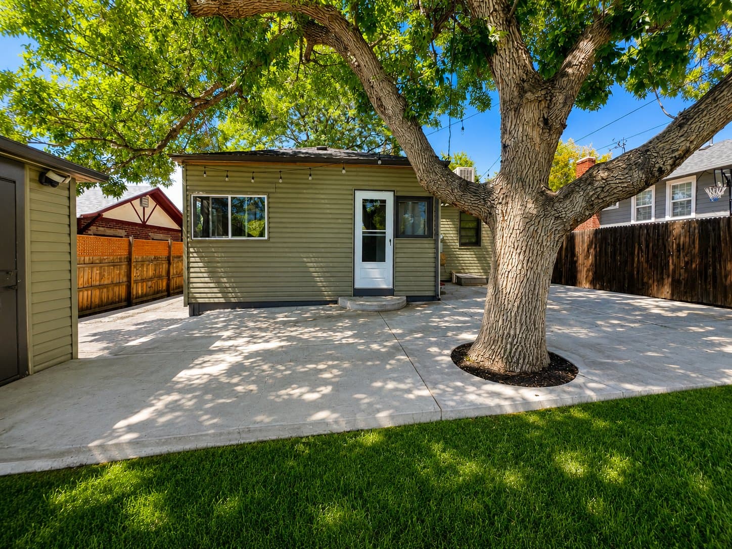 Edgewater House: 2906 Depew St