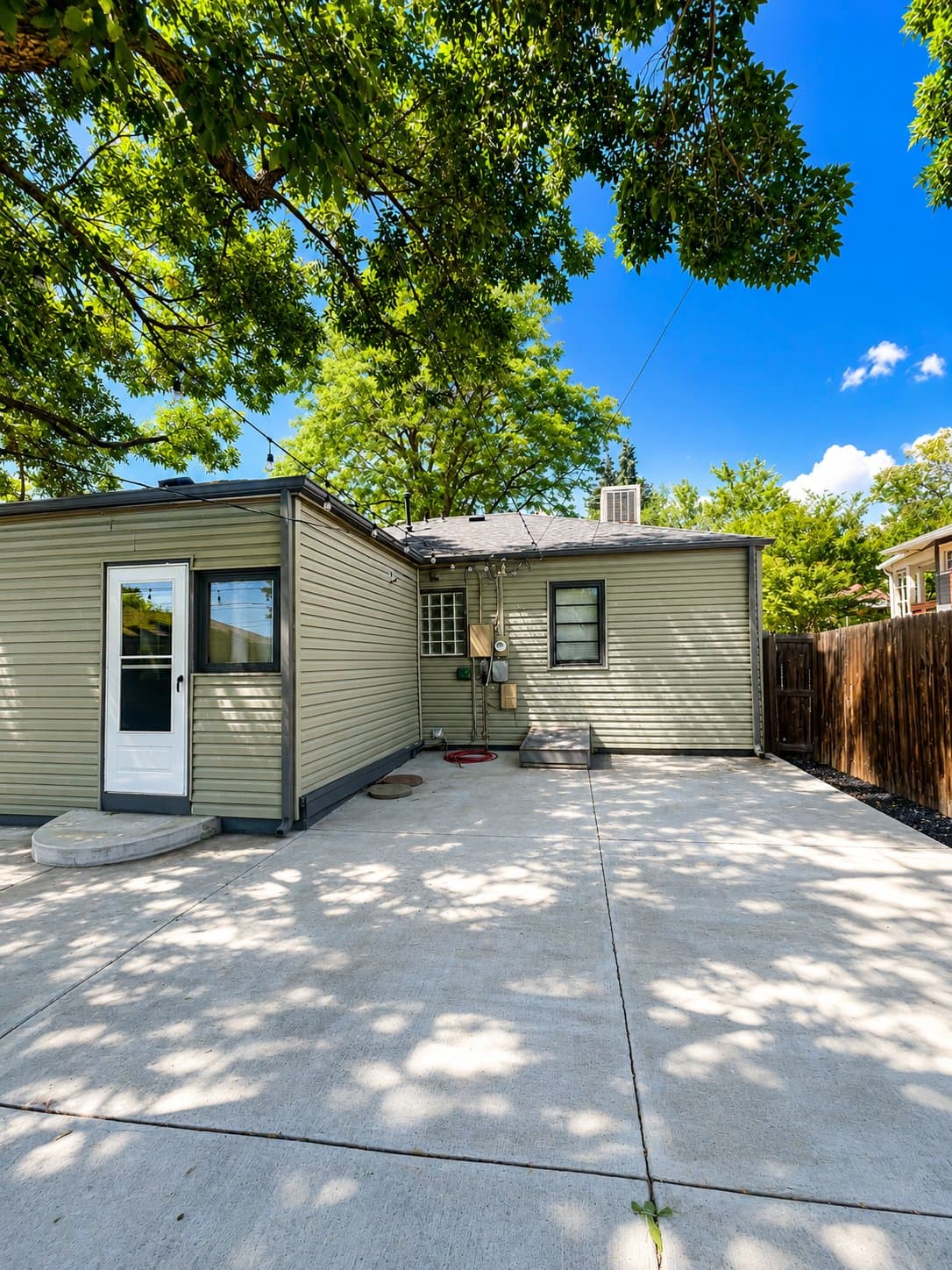 Edgewater House: 2906 Depew St