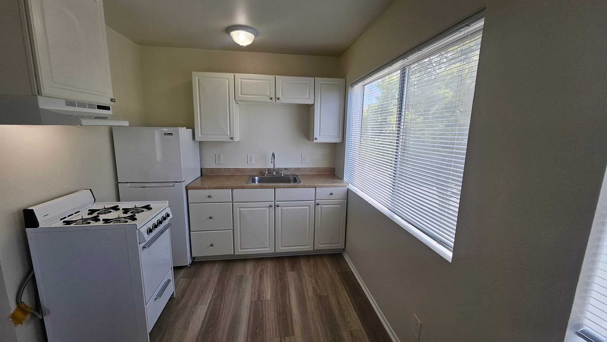 Los Angeles Apartment: 1750 S Longwood Ave