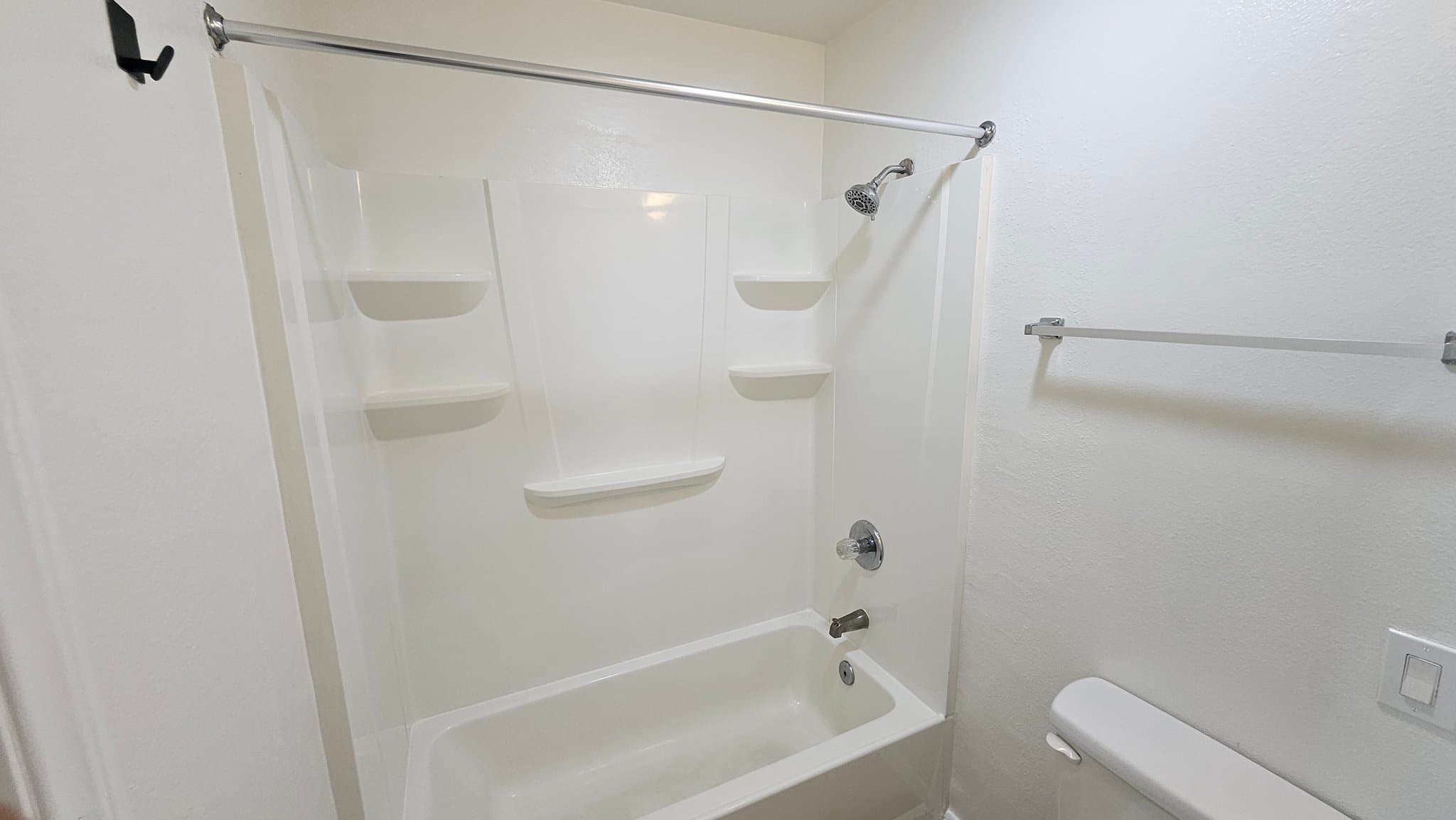 Los Angeles Apartment: 1750 S Longwood Ave