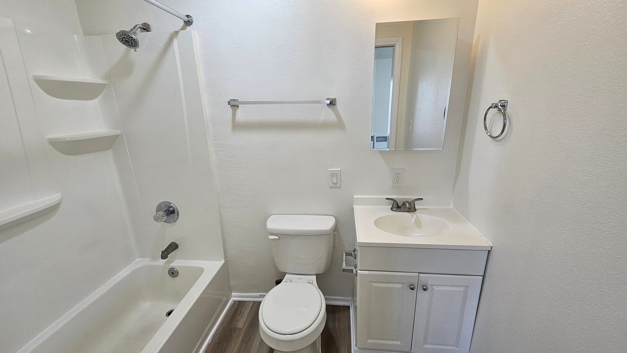 Los Angeles Apartment: 1750 S Longwood Ave