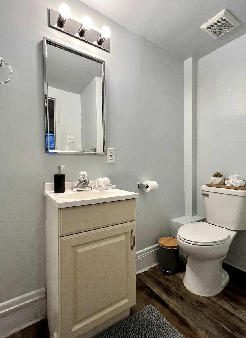 Lincoln Park Apartment: 1312 Hanford