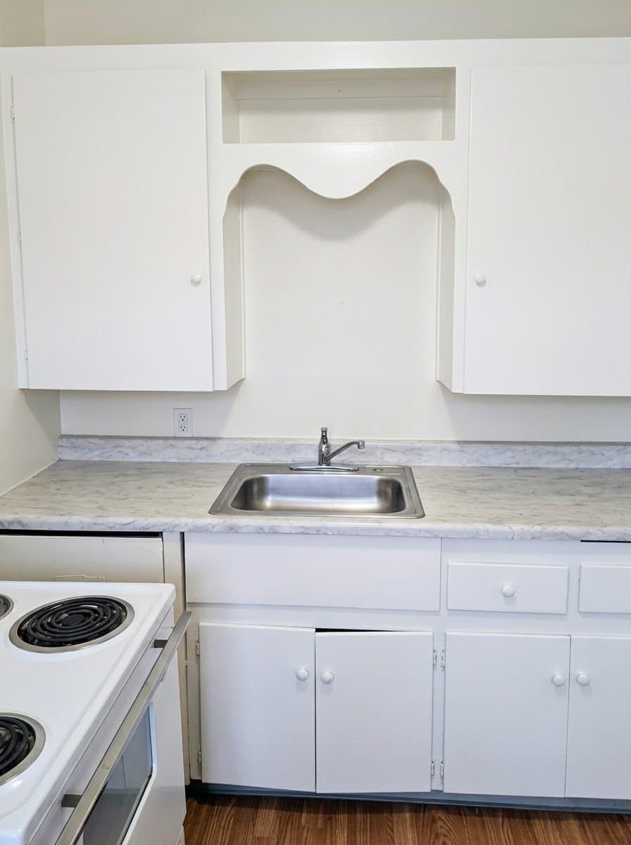 moseslake Apartment: 2016 W broadway