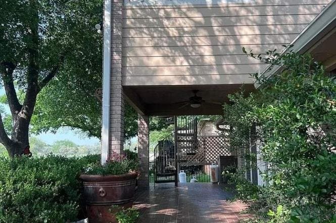 Schertz House: 3325 Sherwin Dr
