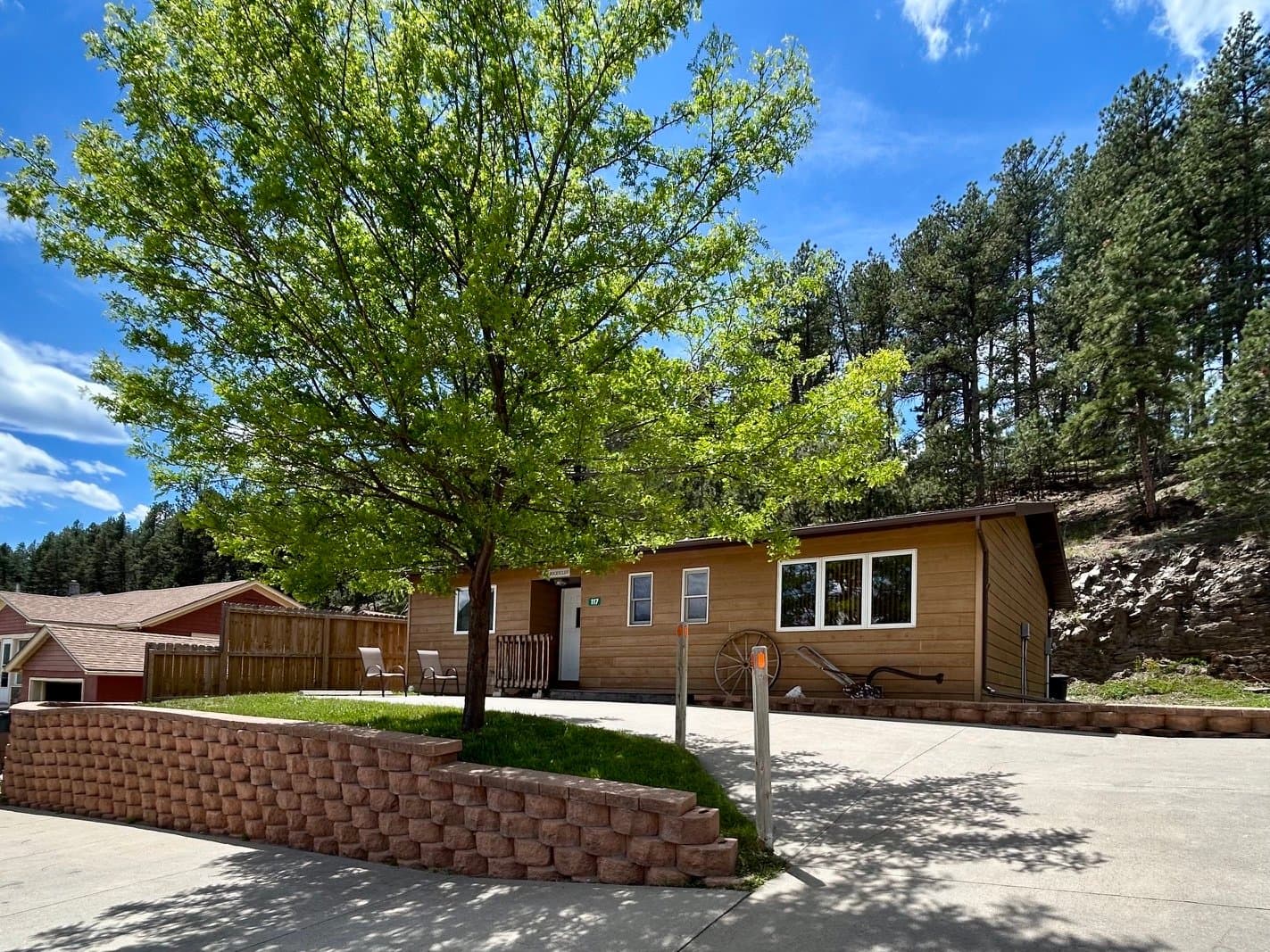 Hill City House: 117 Pine Avenue