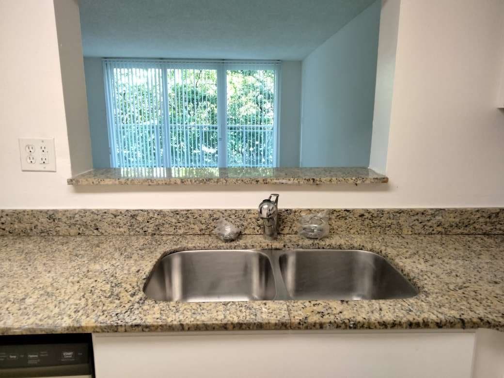 Hollywood Apartment: 3500 washington st