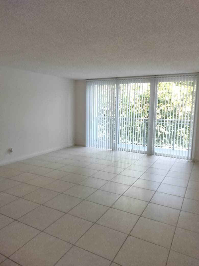 Hollywood Apartment: 3500 washington st