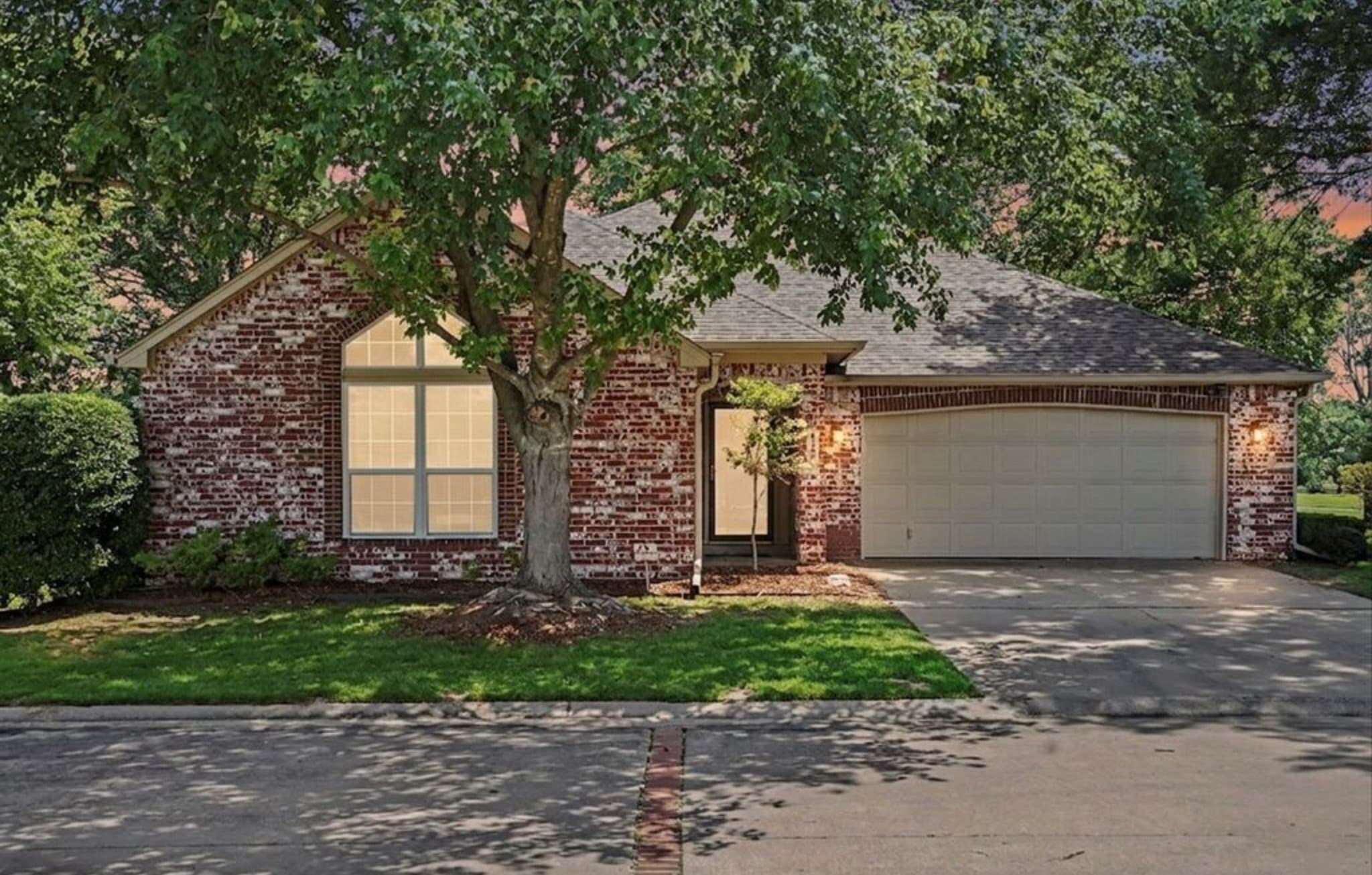 Broken Arrow House: 412 N Forest Ridge Blvd