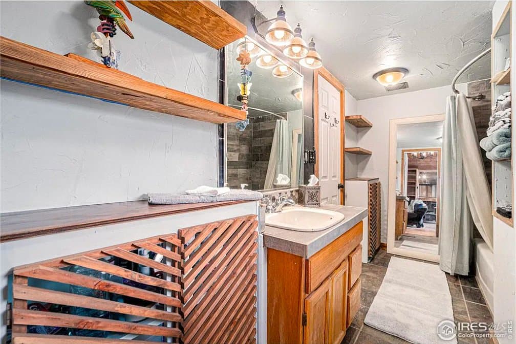 Bellvue House: 10313 Poudre Canyon Rd