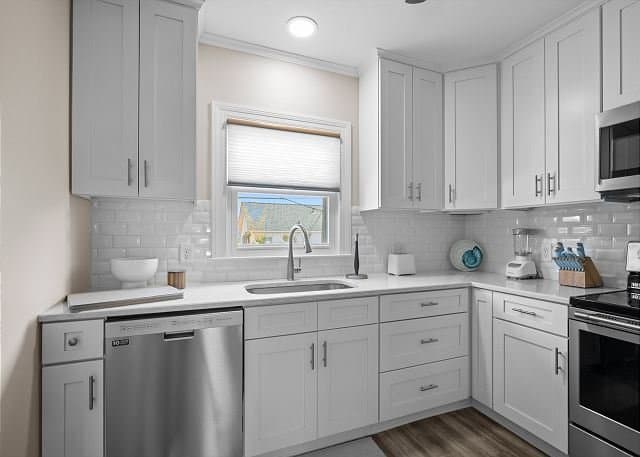 Atlantic Beach House: 111 Caswell St