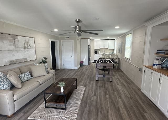 Atlantic Beach House: 111 Caswell St