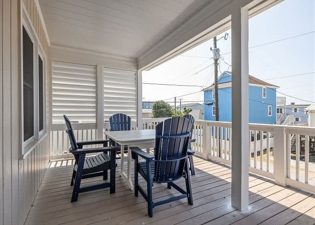 Atlantic Beach House: 111 Caswell St