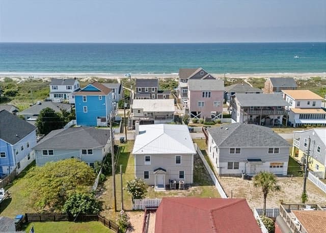 Atlantic Beach House: 111 Caswell St