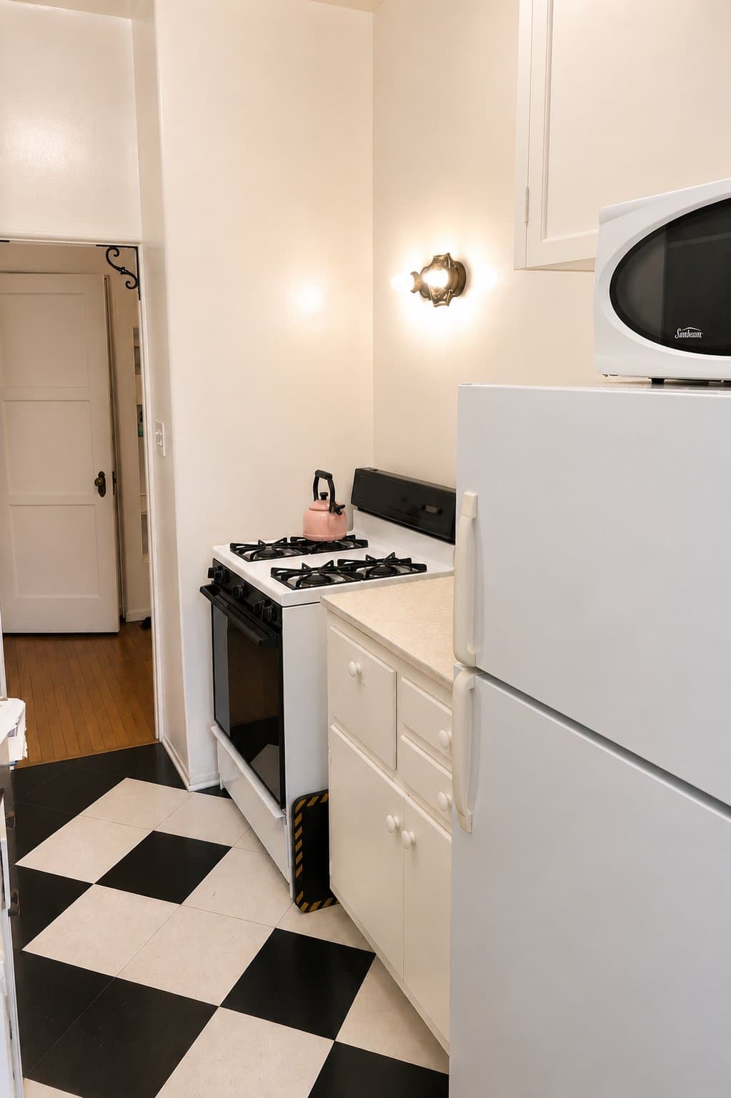 Los Angeles Apartment: 360 S Cloverdale Ave