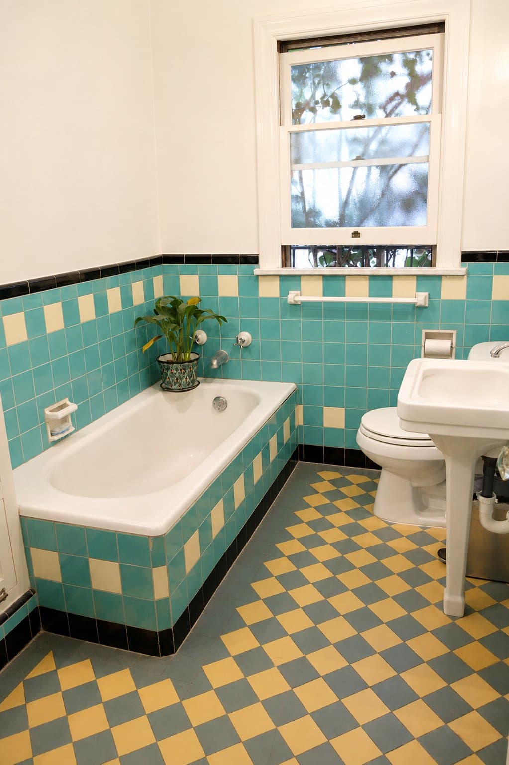 Los Angeles Apartment: 360 S Cloverdale Ave