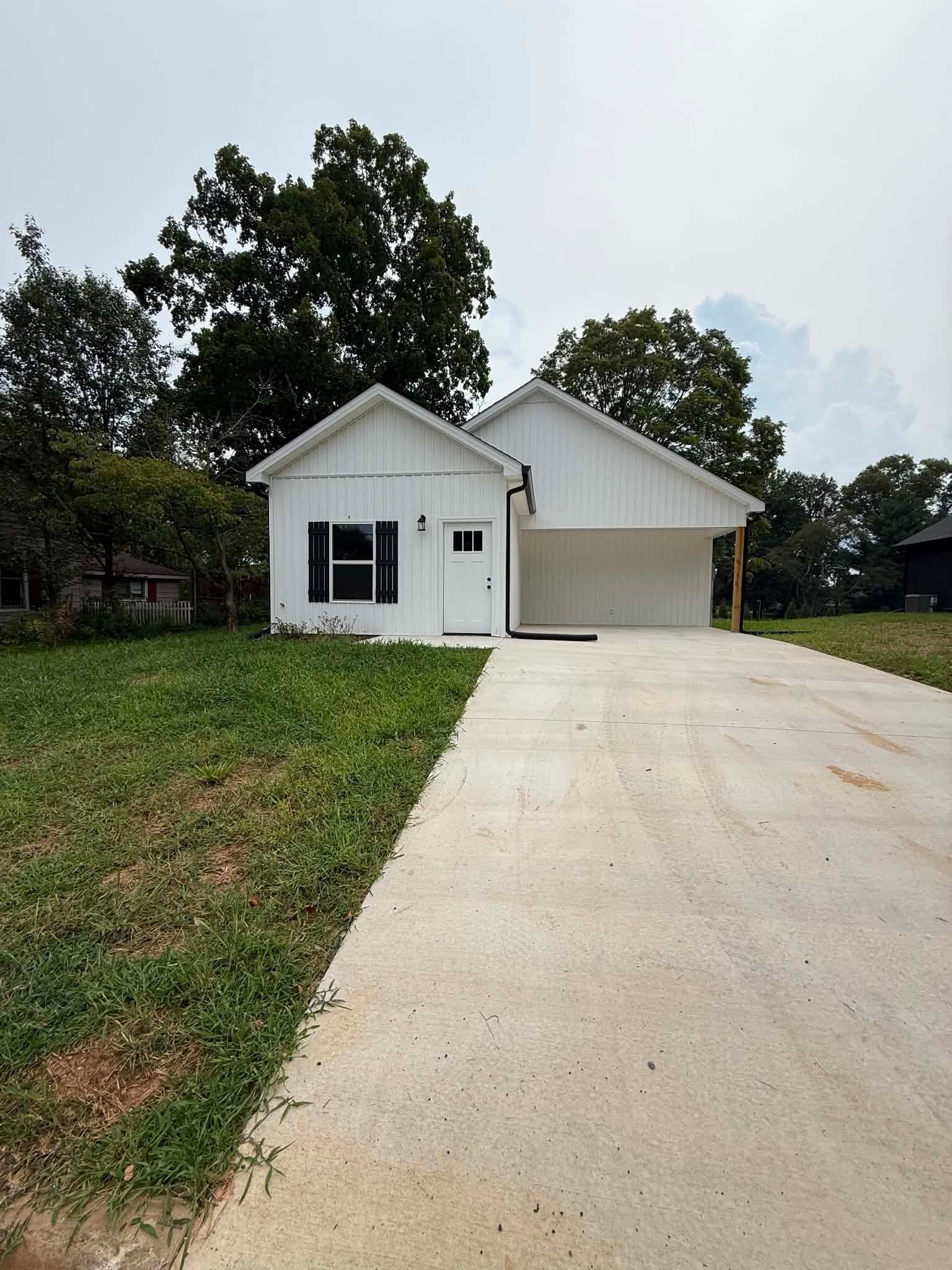 Lawrenceburg House: 318 1st Ave