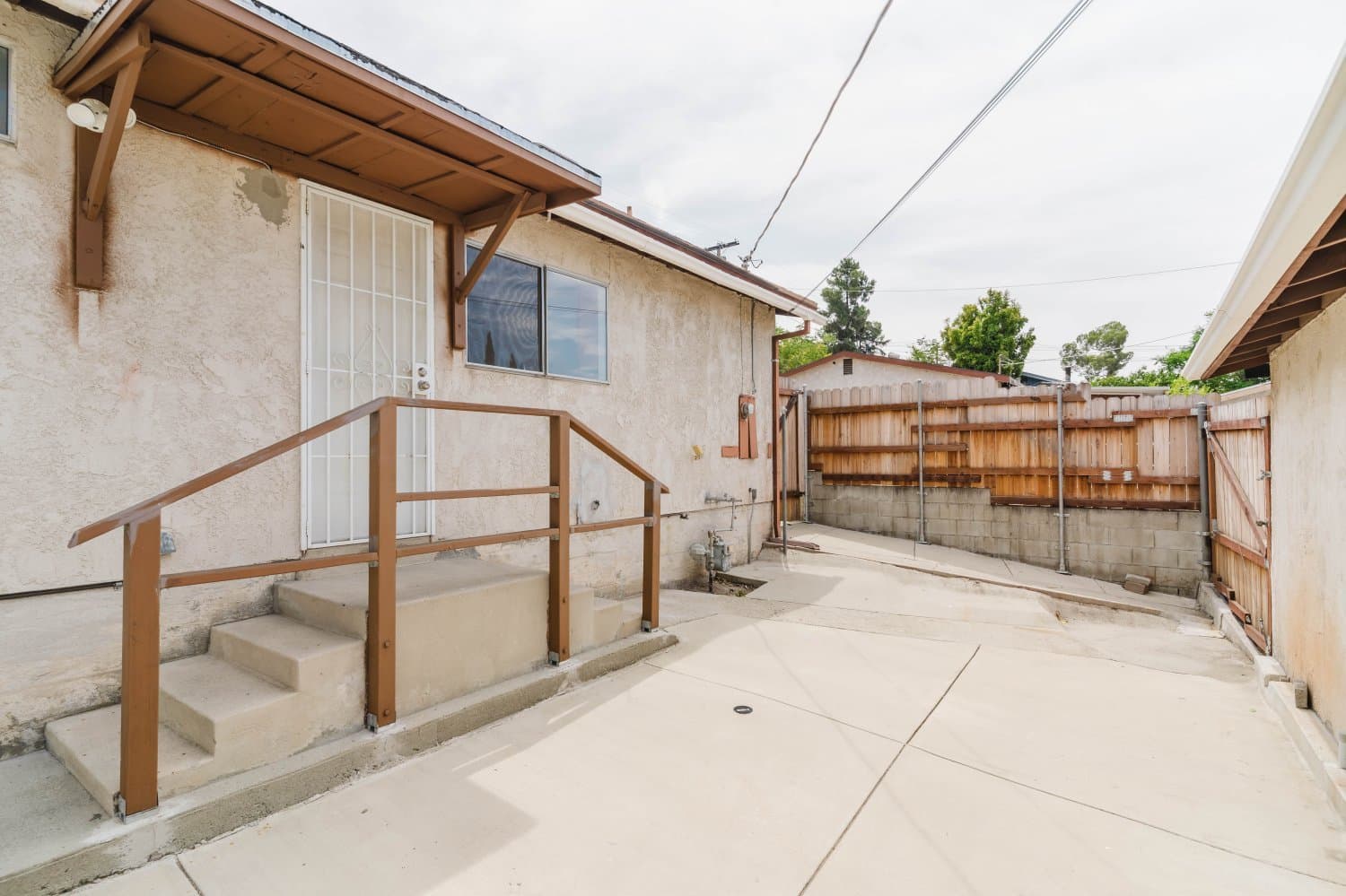 Tujunga House: 10539 Samoa Ave