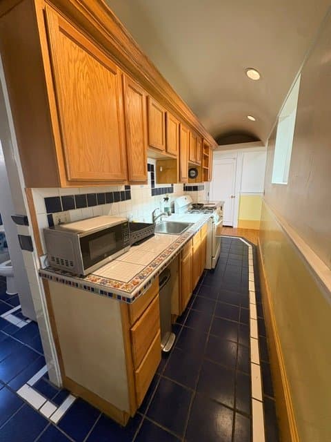 Boston Single Room: 235 Heath Street