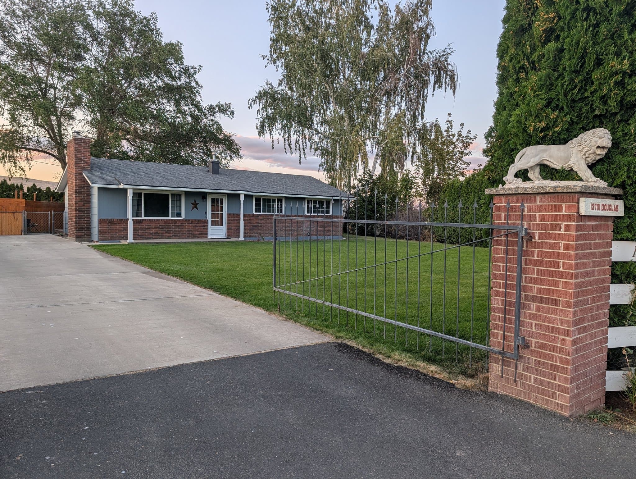 Yakima House: 13701 Douglas Rd