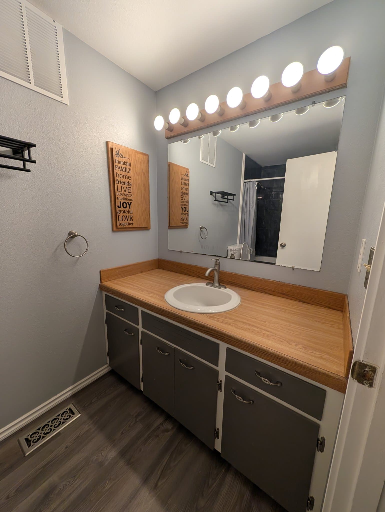 Yakima House: 13701 Douglas Rd