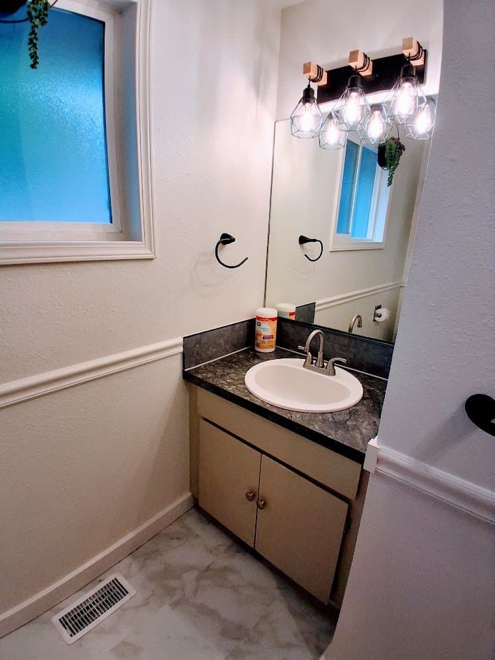 Prineville Single Room: 615 NE Fairview St