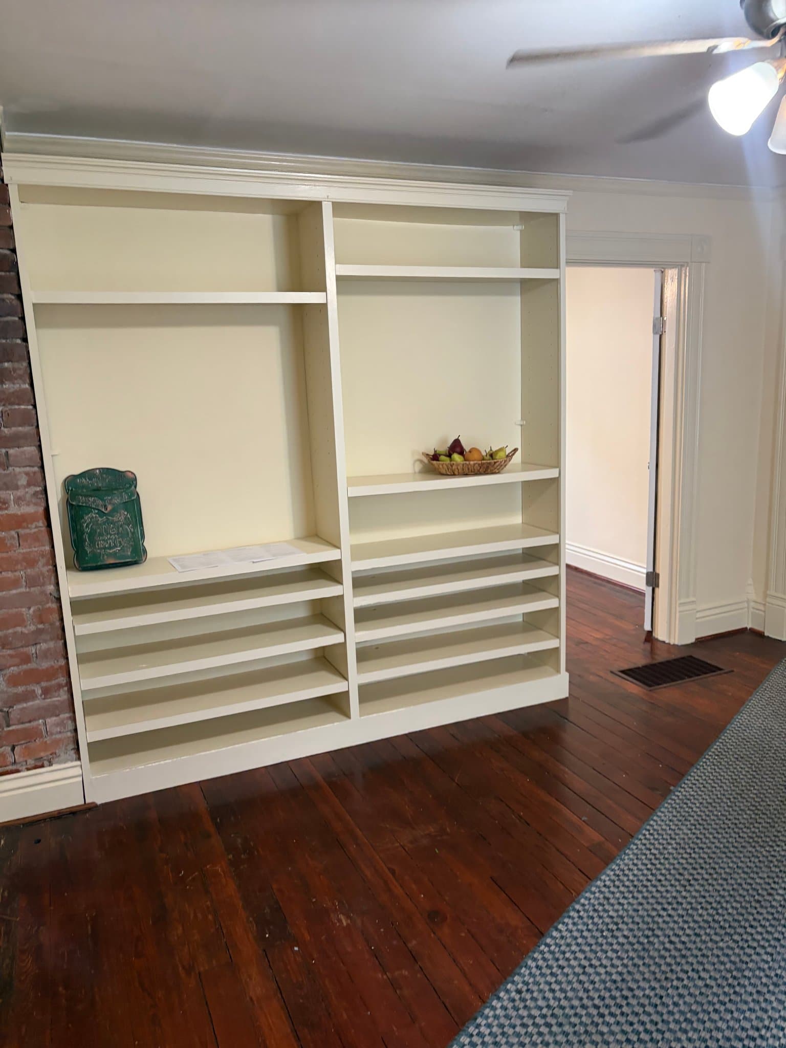 Louisville House: 553 Lilly Ave