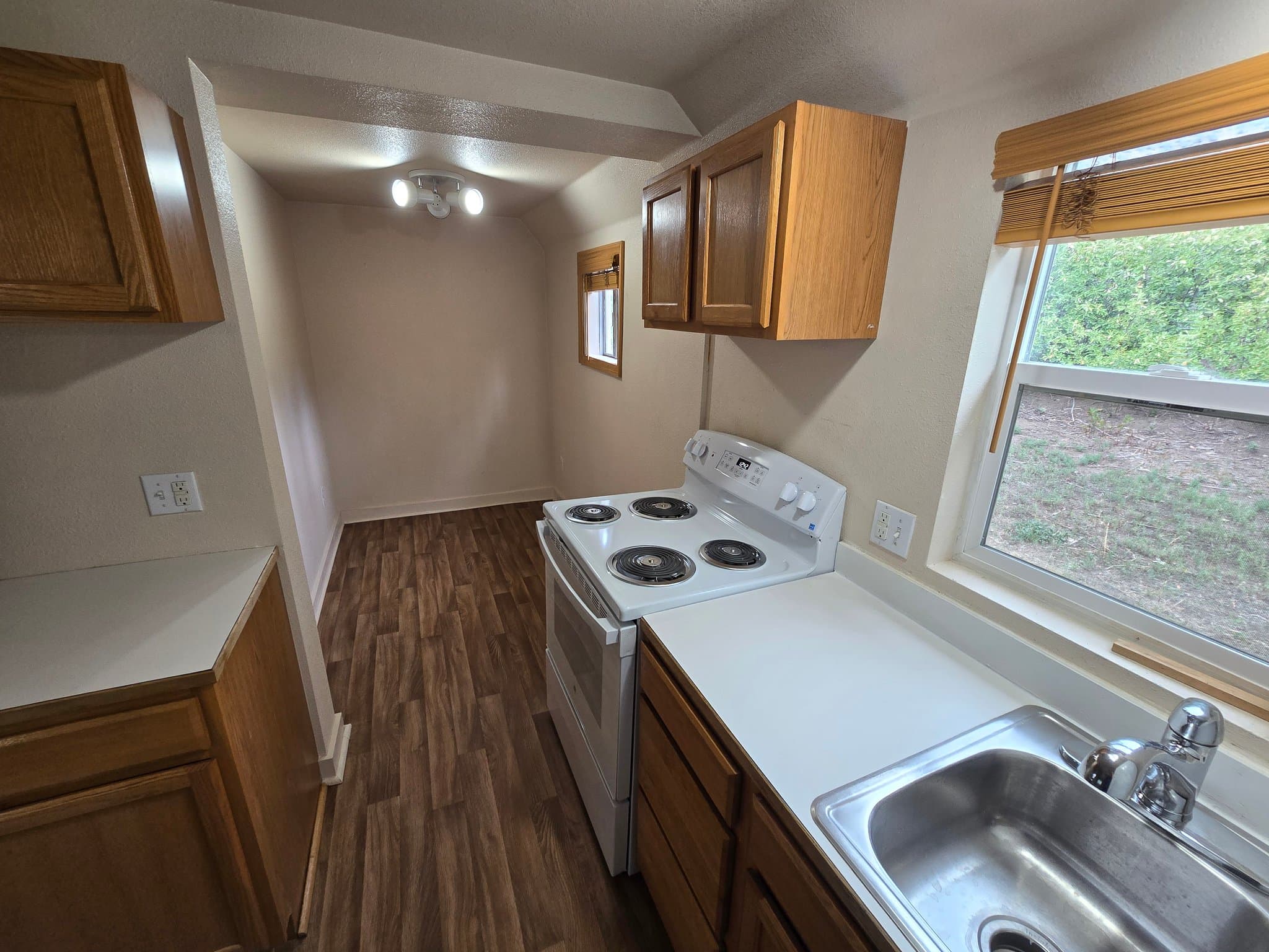 Golden Apartment: 403 23rd St.