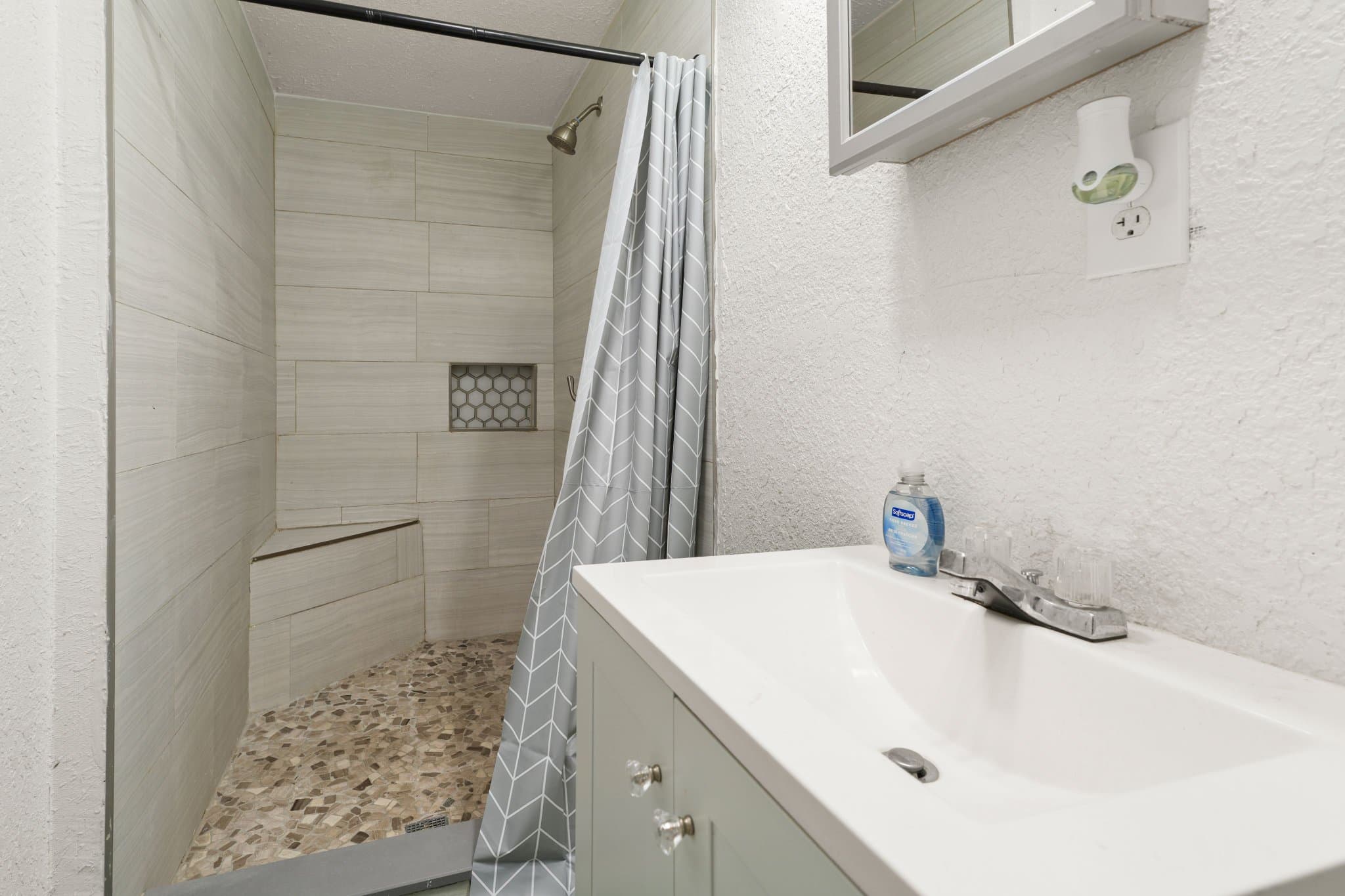 Jacksonville Single Room: 6878 Lenox Avenue