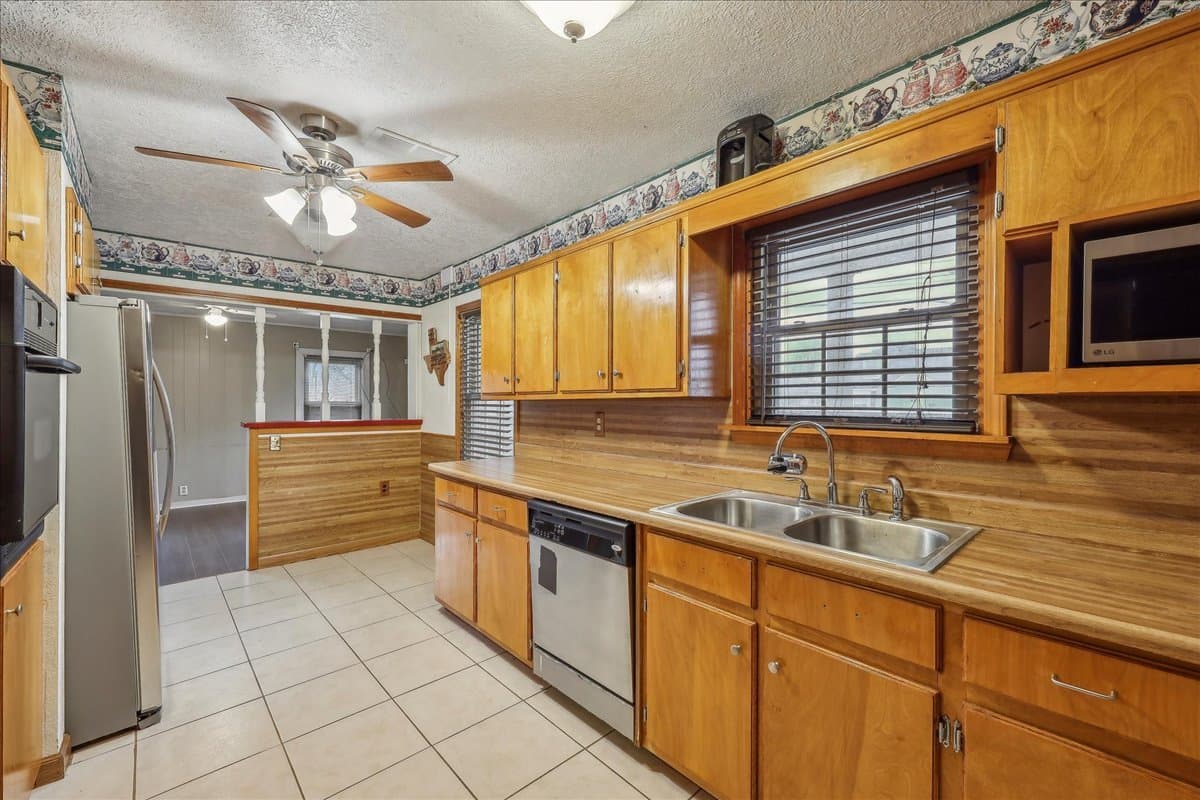 Beaumont House: 2985 Emile St