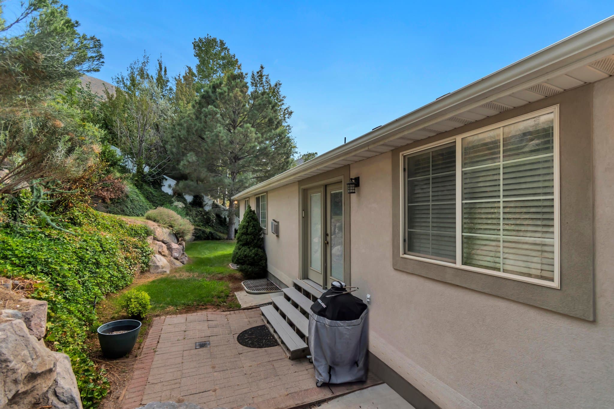Draper House: 14767 S Brewster Dr