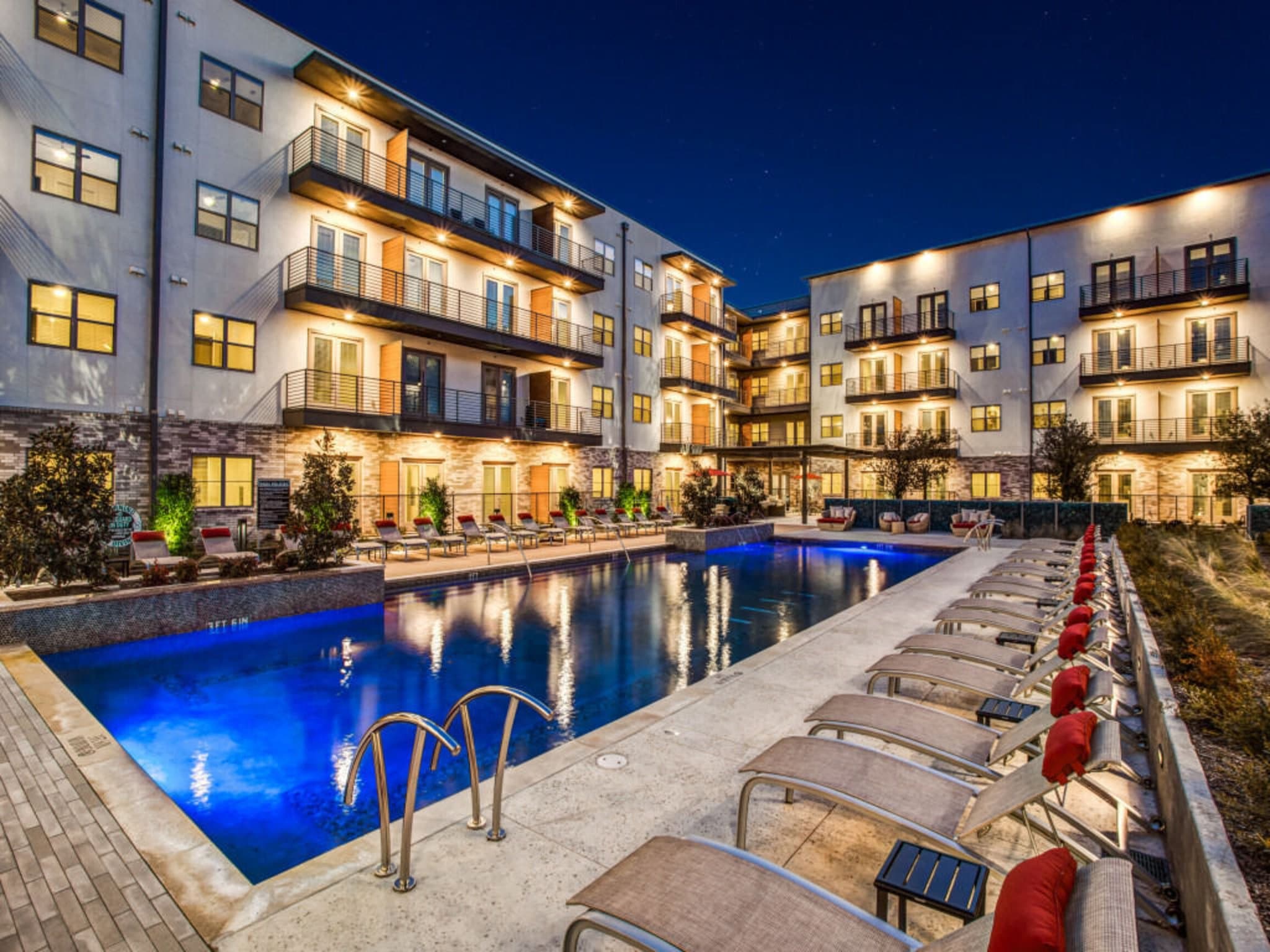 Dallas Apartment: 3900 W Northwest Hwy