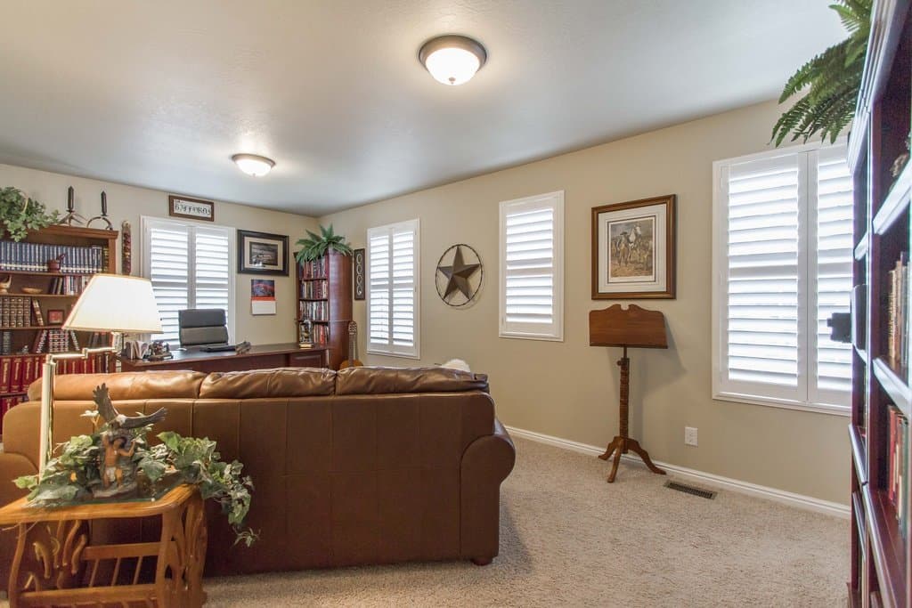 Sandy House: 243 E Flicker Dr