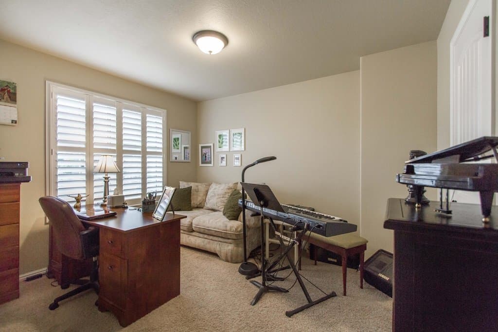 Sandy House: 243 E Flicker Dr