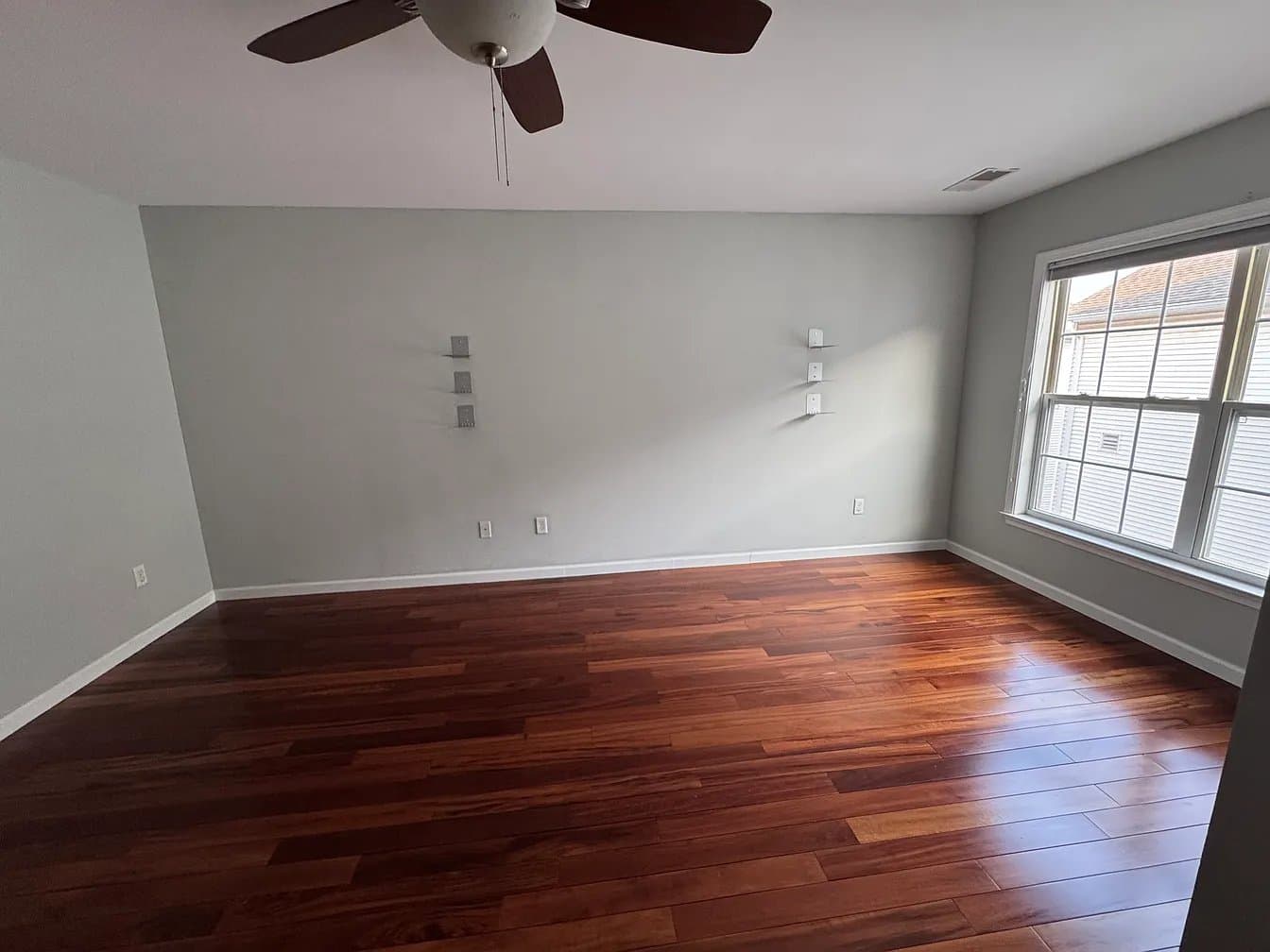Harrison Townhome: 201 Dey St