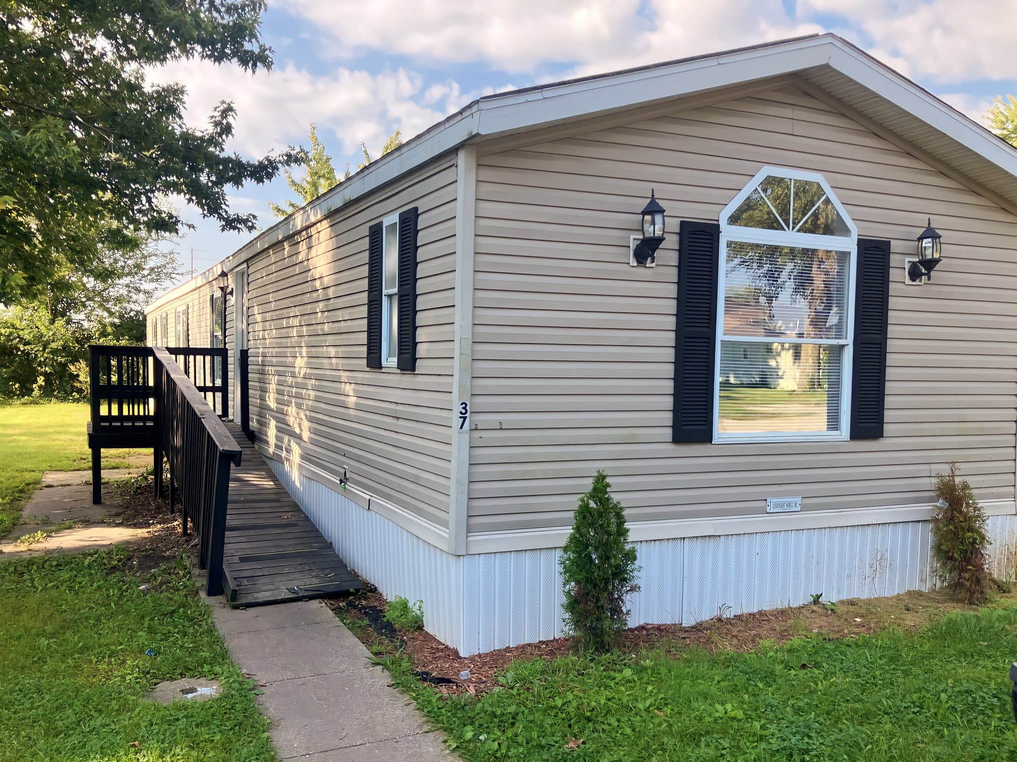 Mediapolis House: 37 Village Ct.