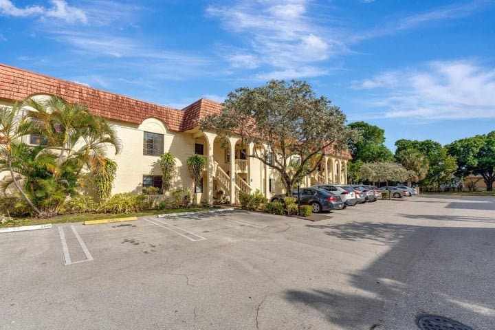 POMPANO BEACH Condo: 138 S CYPRESS ROAD