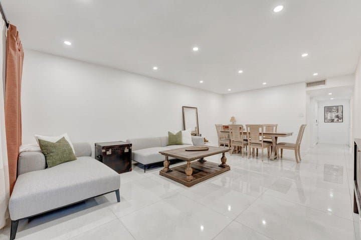 POMPANO BEACH Condo: 138 S CYPRESS ROAD