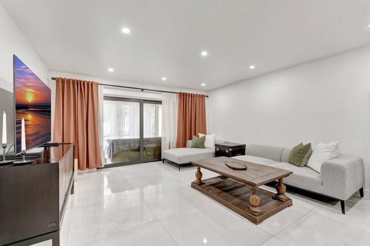 POMPANO BEACH Condo: 138 S CYPRESS ROAD