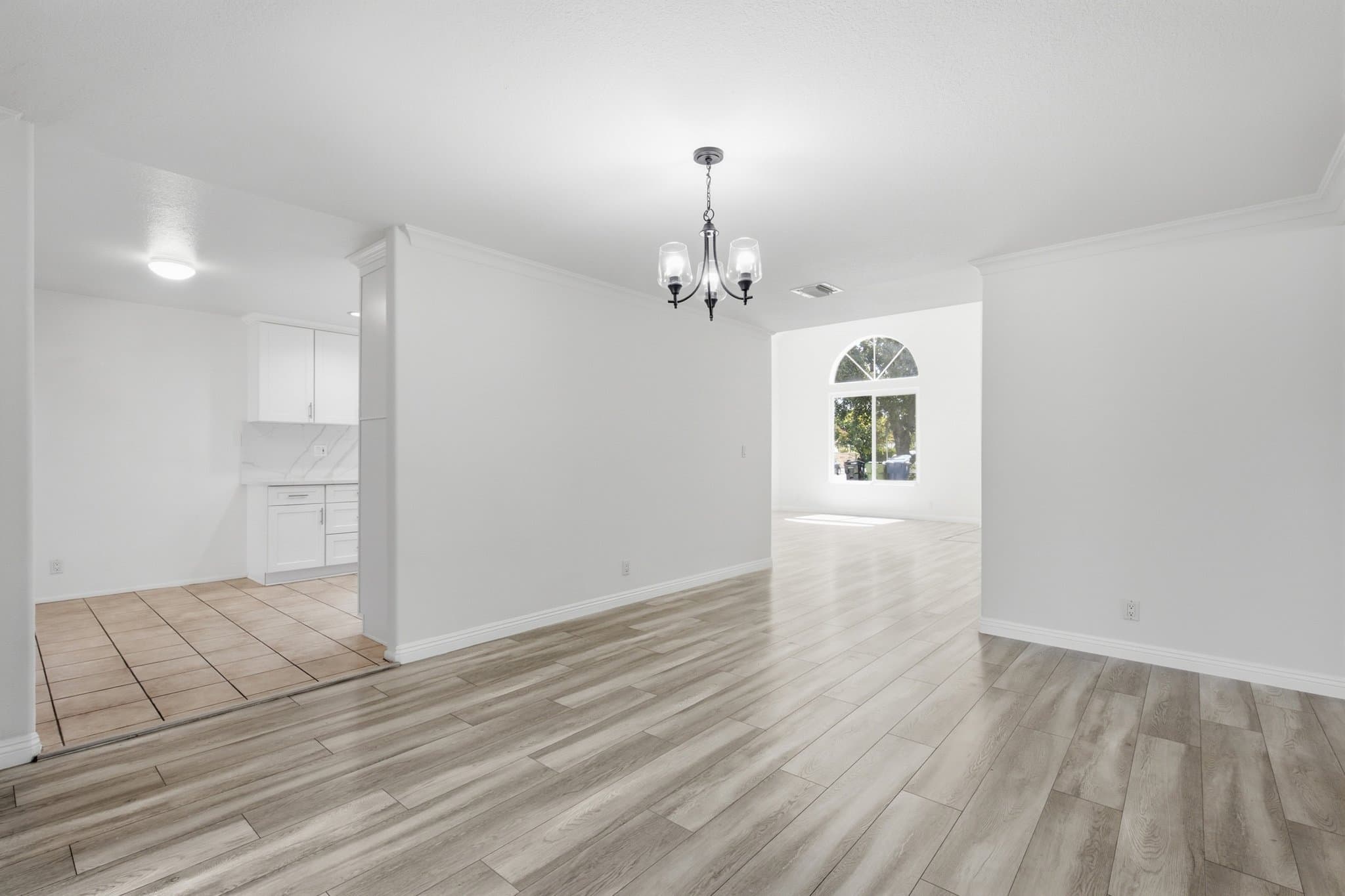 Tarzana House: 19250 Oxnard St