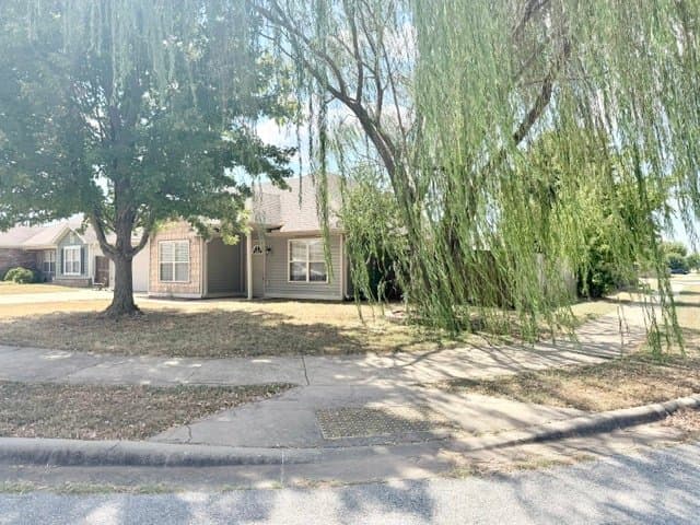 Bentonville House: 5300 SW Regent Rd