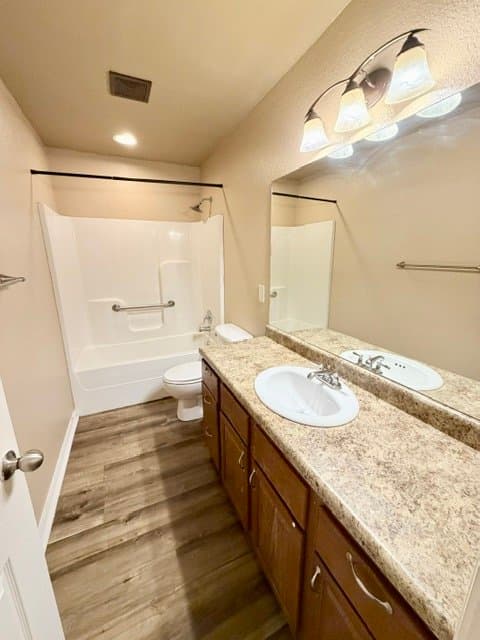 Bentonville House: 5300 SW Regent Rd