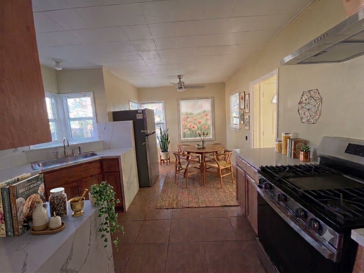 Lancaster House: 557 W Oldfield