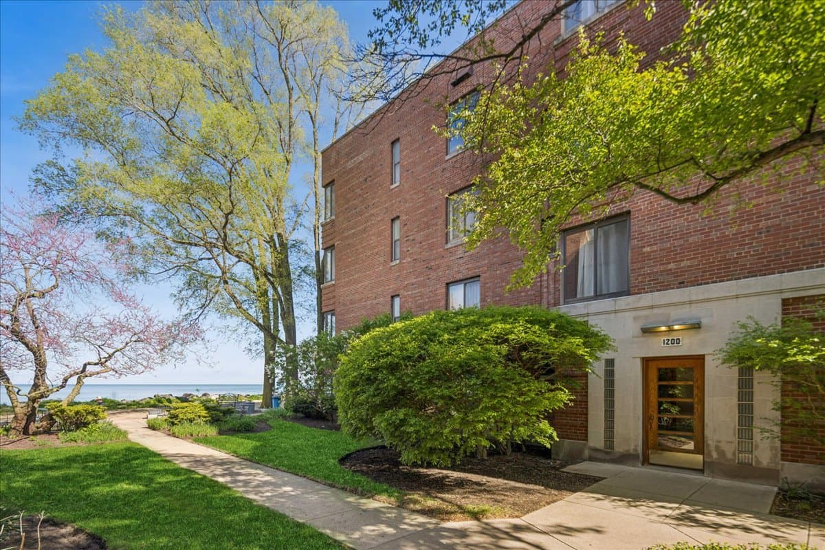 Chicago Condo: 1200 W Chase Ave