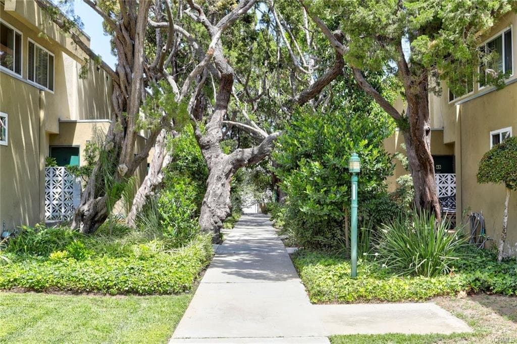 Studio City Condo: 11138 Aqua Vista Street