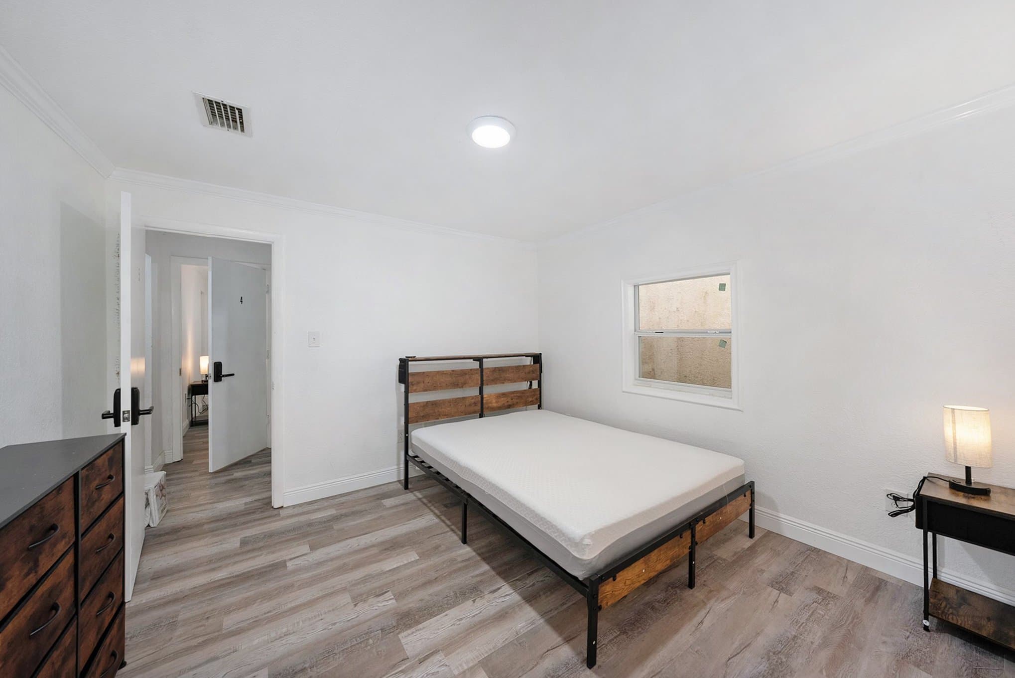 St Petersburg Single Room: 3216 71st Ave N