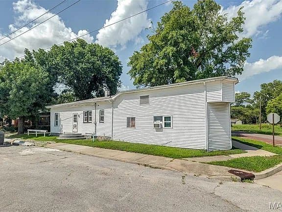East Saint Louis House: 351 N 26th St