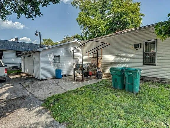 East Saint Louis House: 351 N 26th St