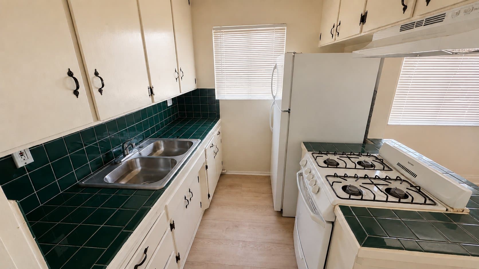 Los Angeles Apartment: 1433 W 84th Pl #6